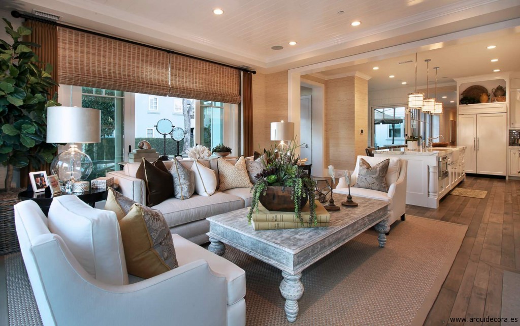 Sala de estar con suelo de madera envejecido y alfombra de sisal