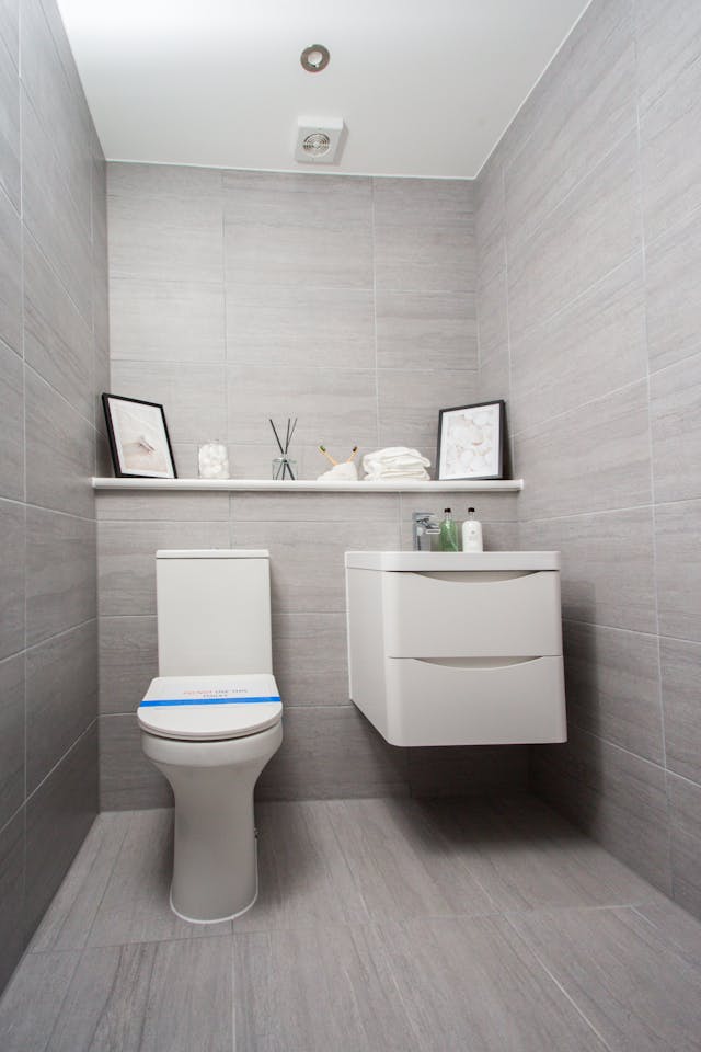 Cómo poner suelo vinílico adhesivo en el baño