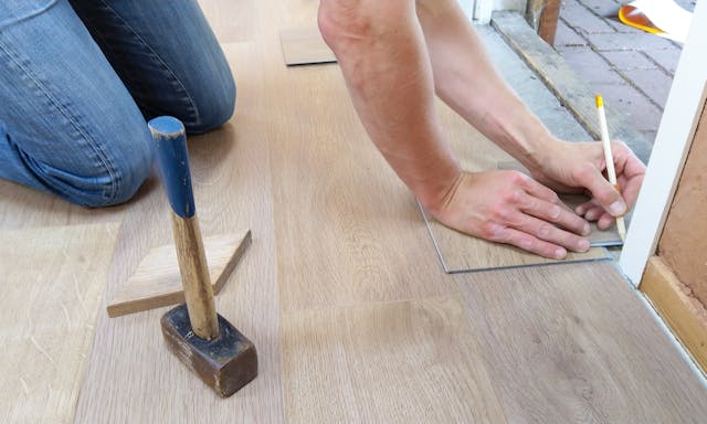 ¿Cuánto cuesta poner tarima flotante en un piso de 90m2