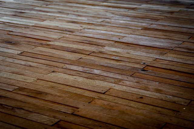 10 tendencias en suelos para 2026: SPC, microcemento, espiga y materiales sostenibles